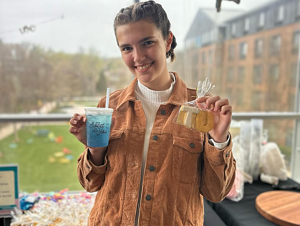 Towson student with custom TU cookies